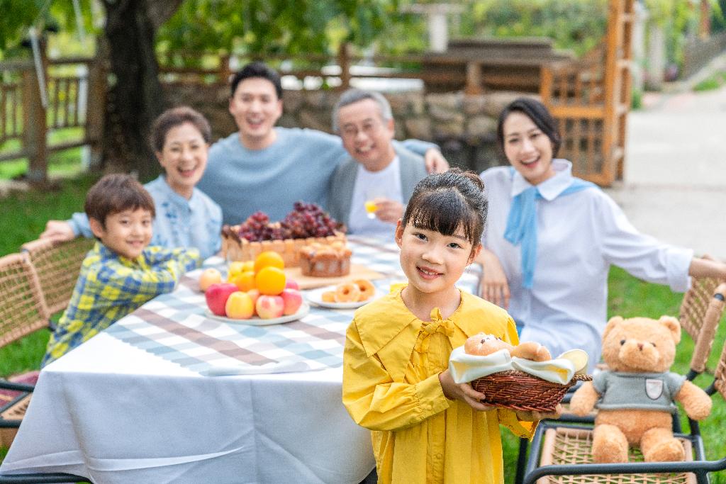 全家人在野餐图片