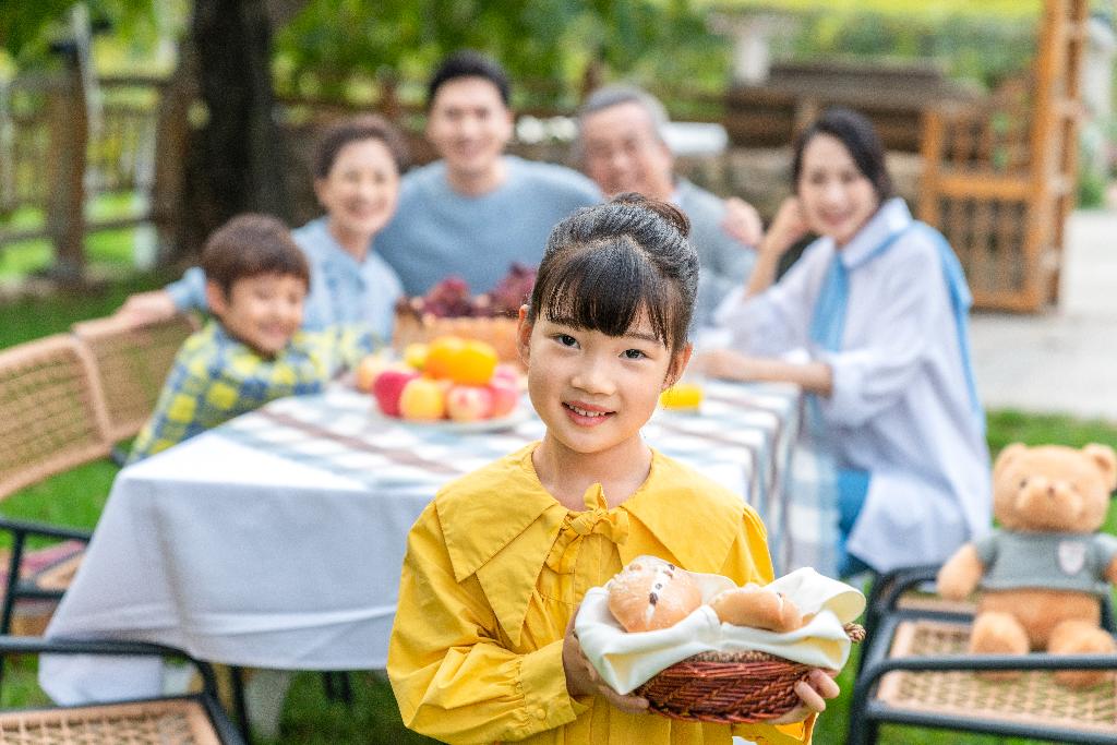 全家人在野餐图片