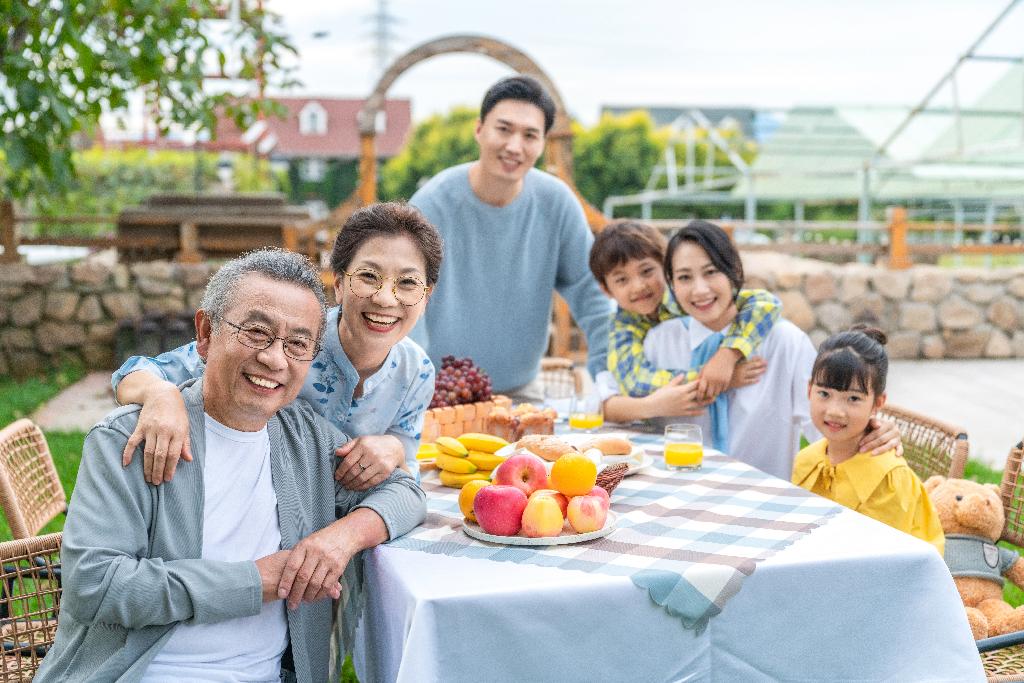 全家人在野餐图片