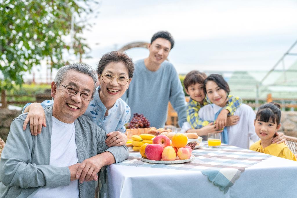 全家人在野餐