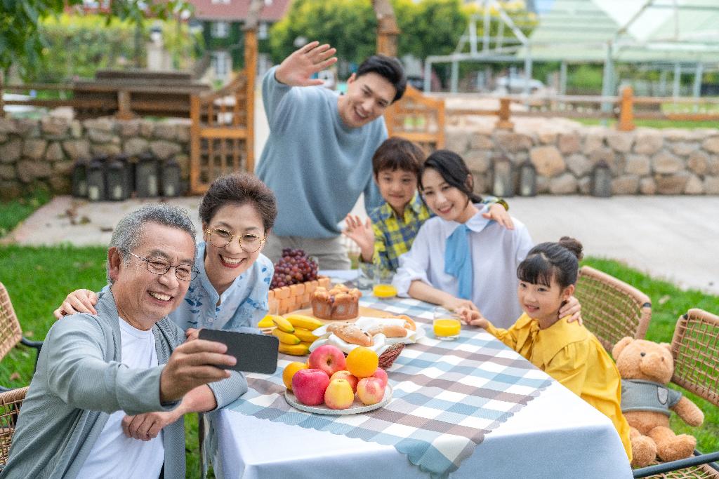 全家人在野餐图片