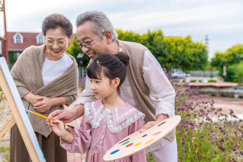 祖孙在画画图片