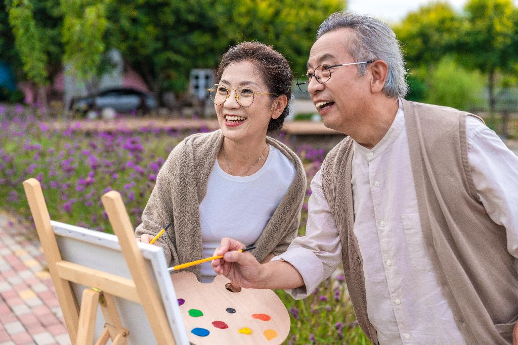 老年夫妻在画画图片