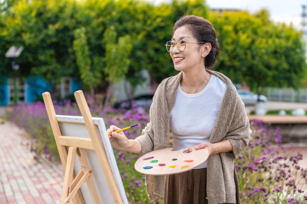 老年女人在画画