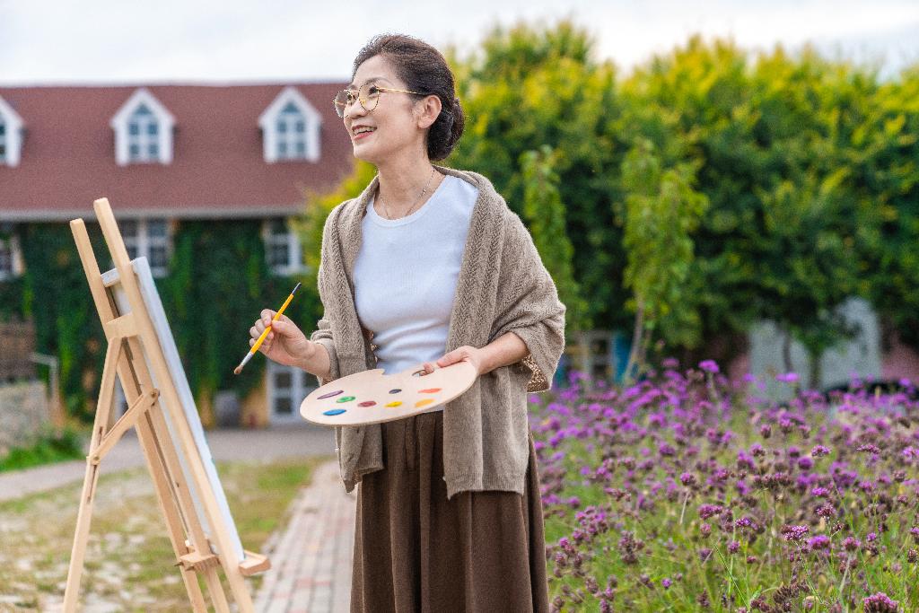 老年女人在画画图片