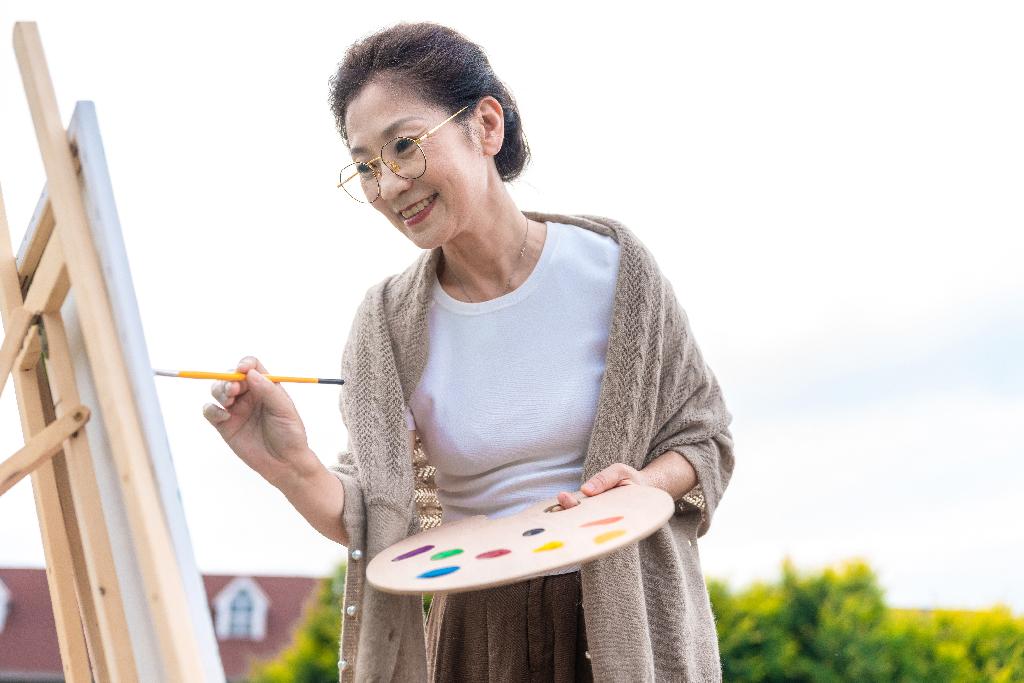 老年女人在画画图片