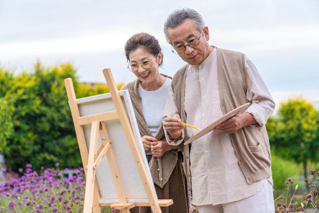 老年夫妻在画画图片