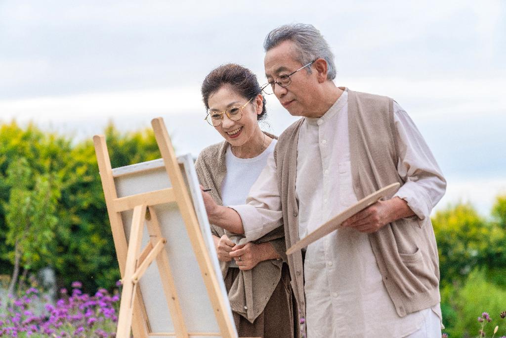 老年夫妻在画画图片