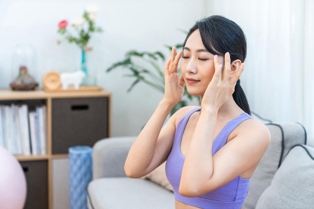 年轻女子在家健身美容图片