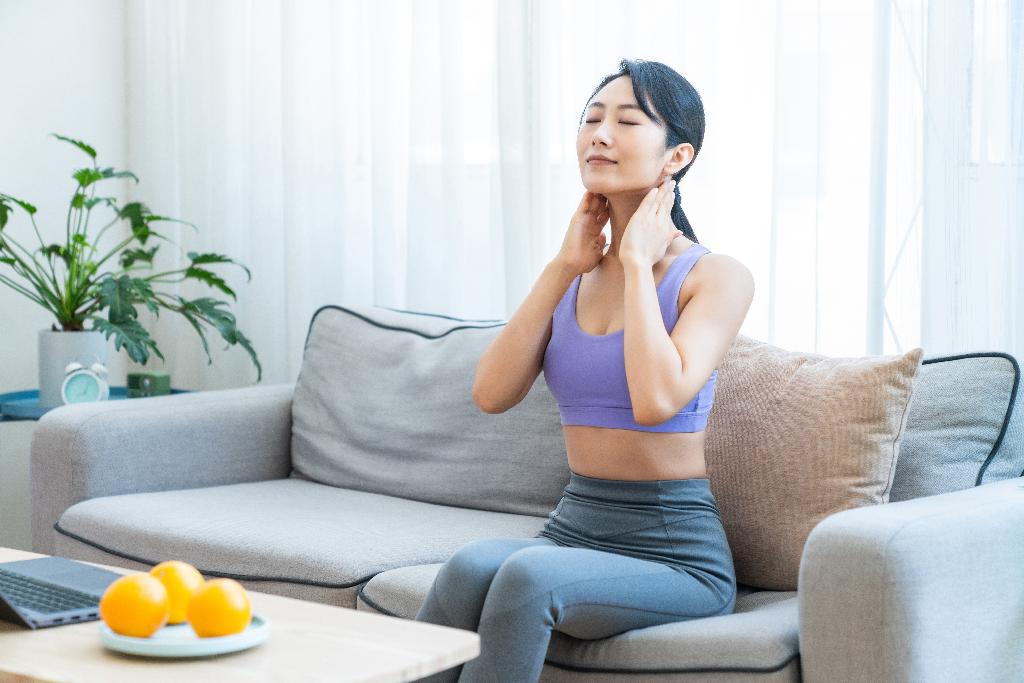 年轻女子在家健身美容