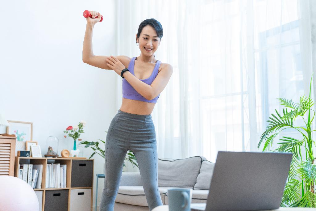 年轻女子在家健身图片