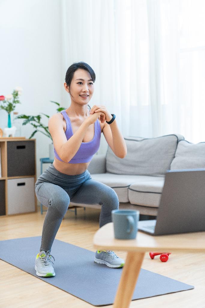 年轻女子在家健身图片