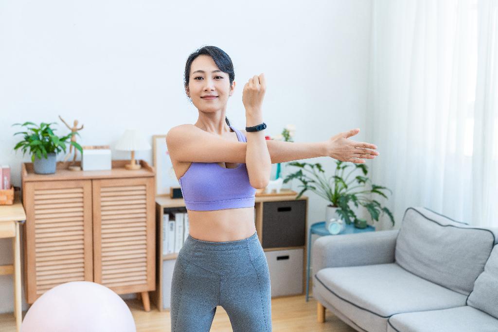 年轻女子在家健身图片