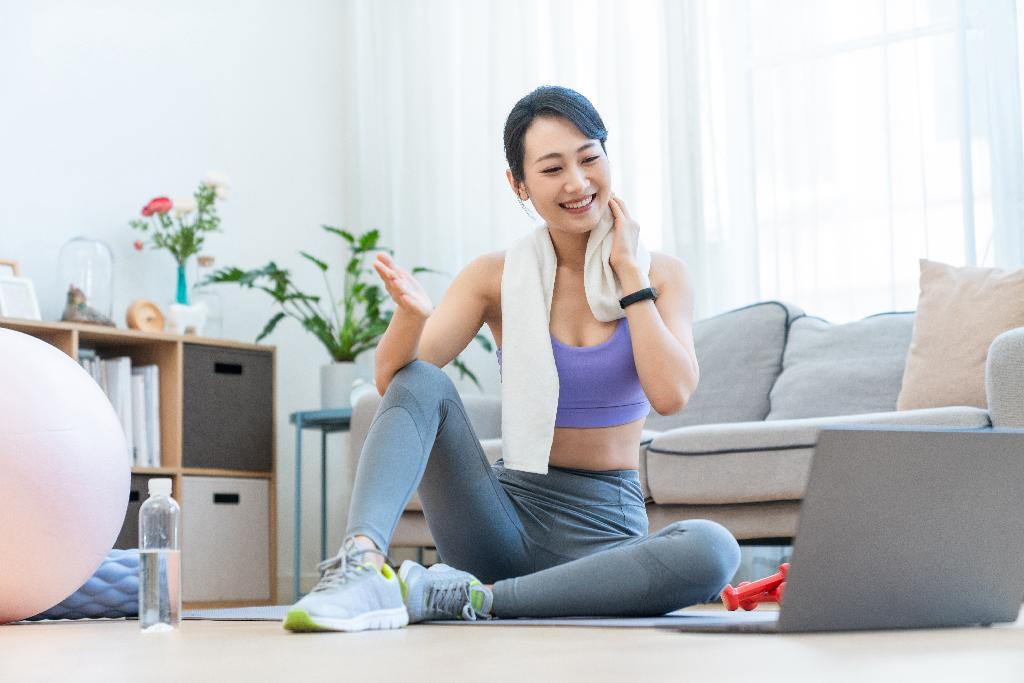 年轻女子在家健身图片