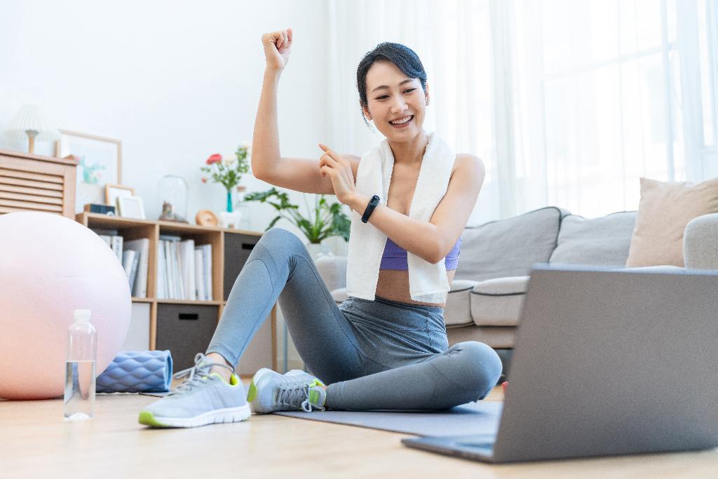 年轻女子在家健身图片