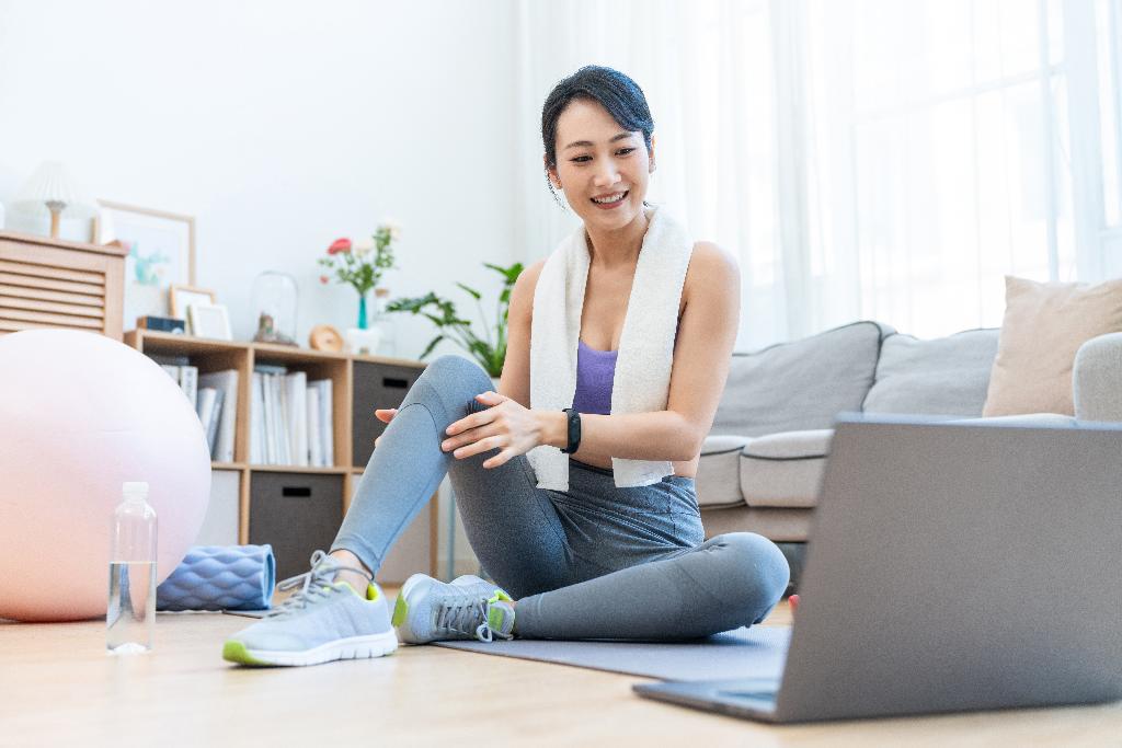 年轻女子在家健身