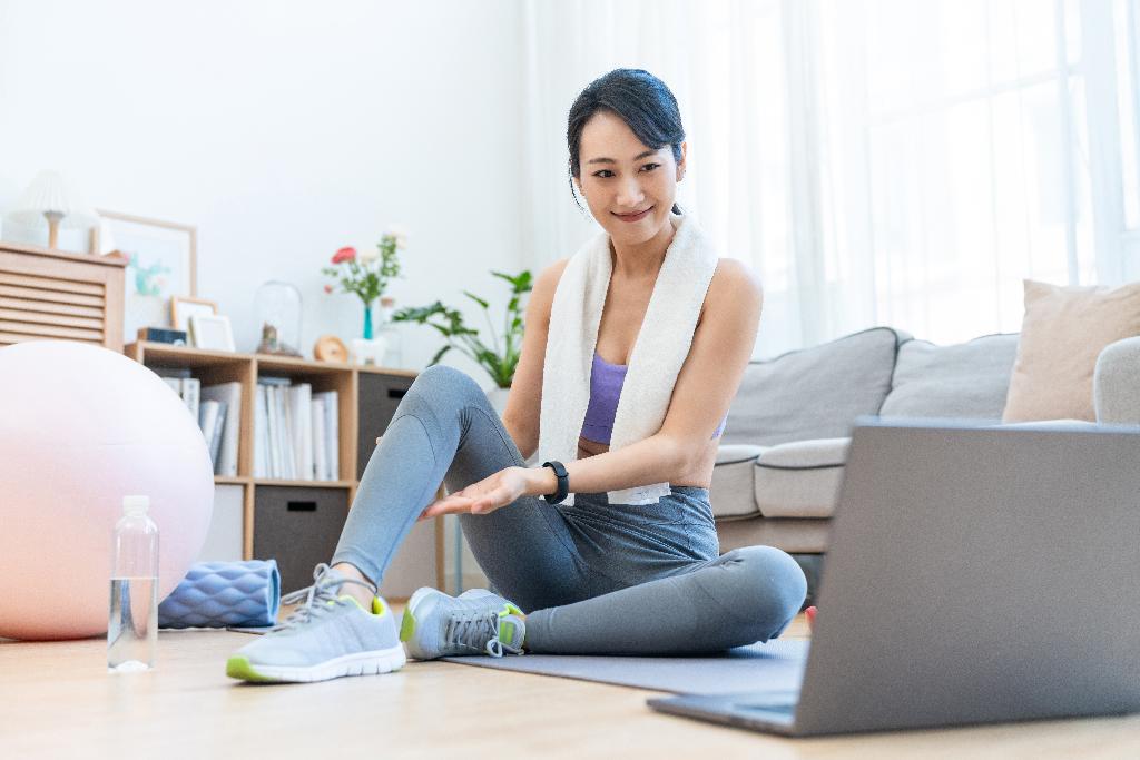 年轻女子在家健身图片