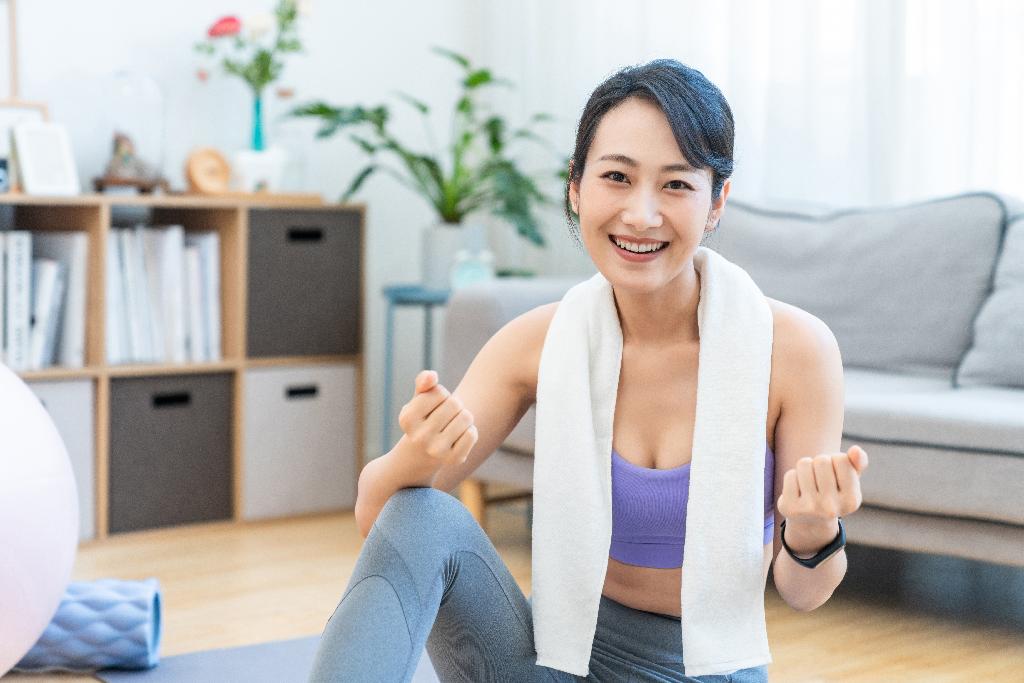 年轻女子在家健身图片