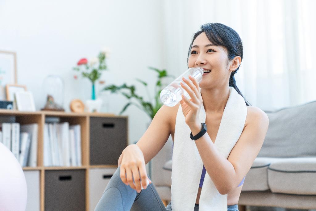 年轻女子在家健身图片