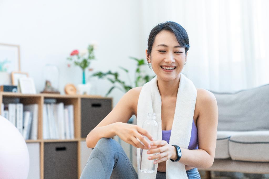 年轻女子在家健身图片