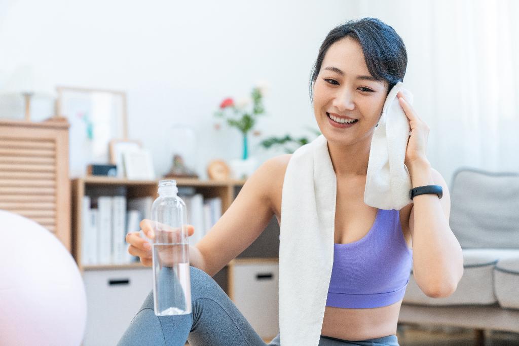 年轻女子在家健身图片