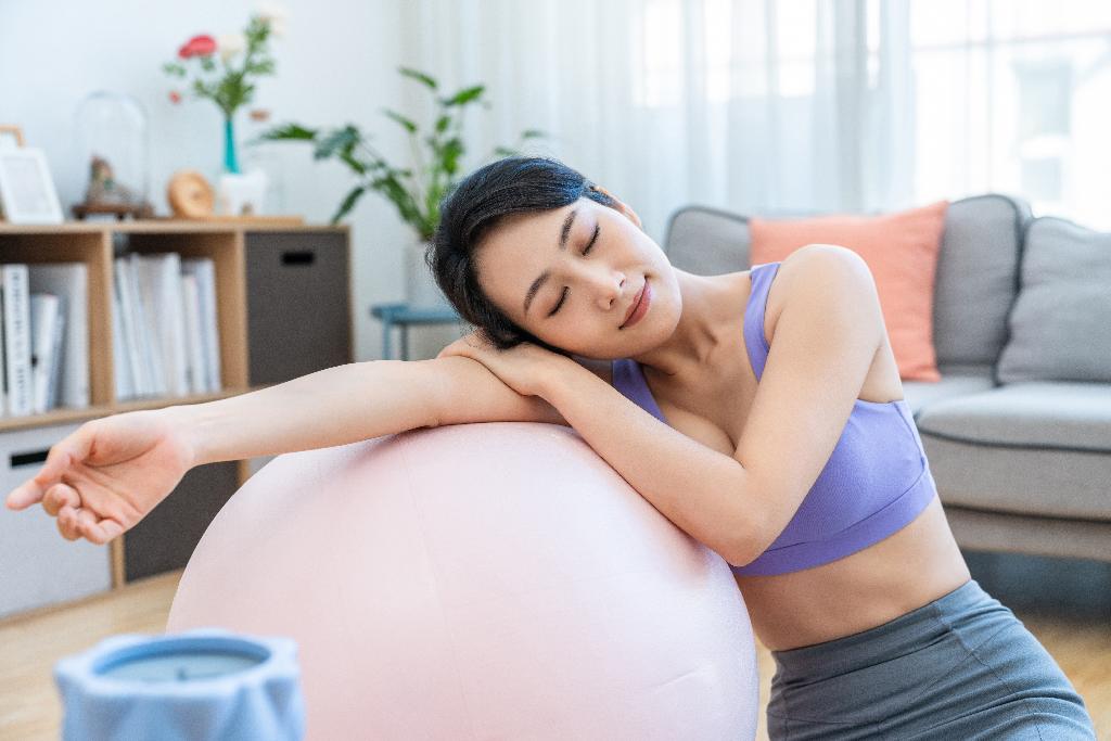 年轻女子在家健身图片