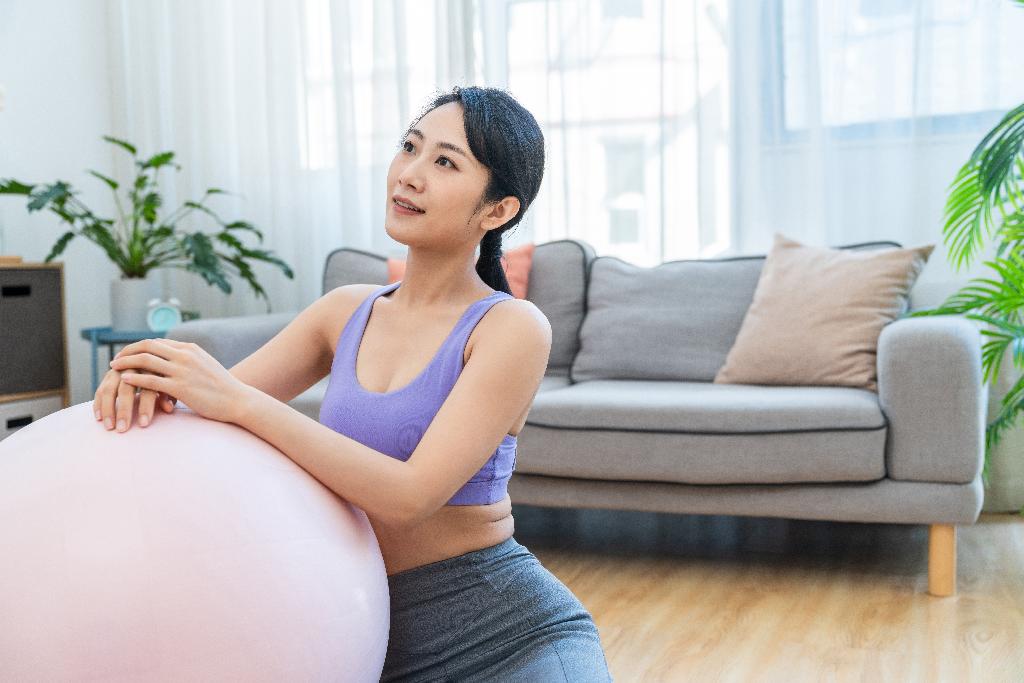 年轻女子在家健身图片