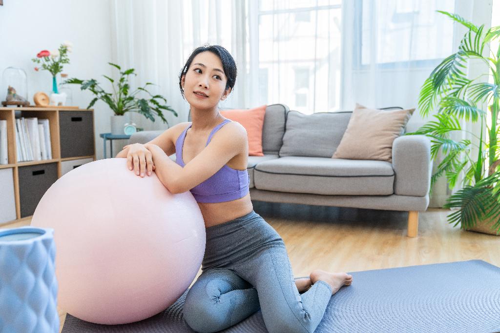 年轻女子在家健身图片