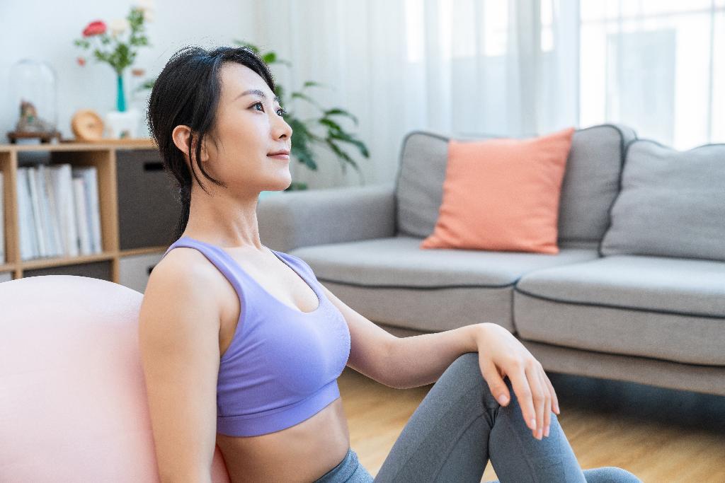 年轻女子在家健身图片