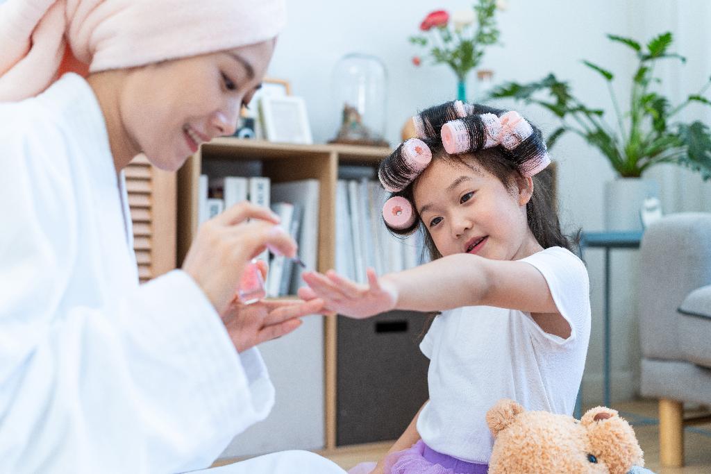 妈妈给女儿涂指甲油图片