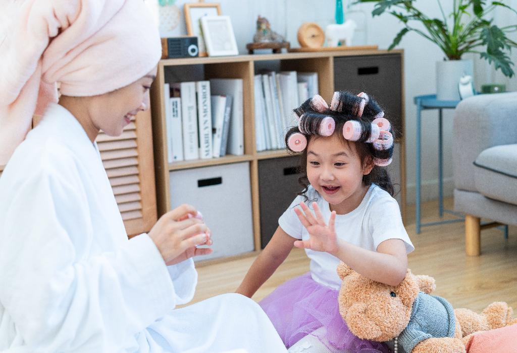 妈妈给女儿涂指甲油图片