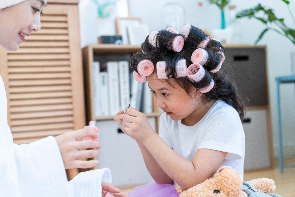 女儿给妈妈涂指甲油