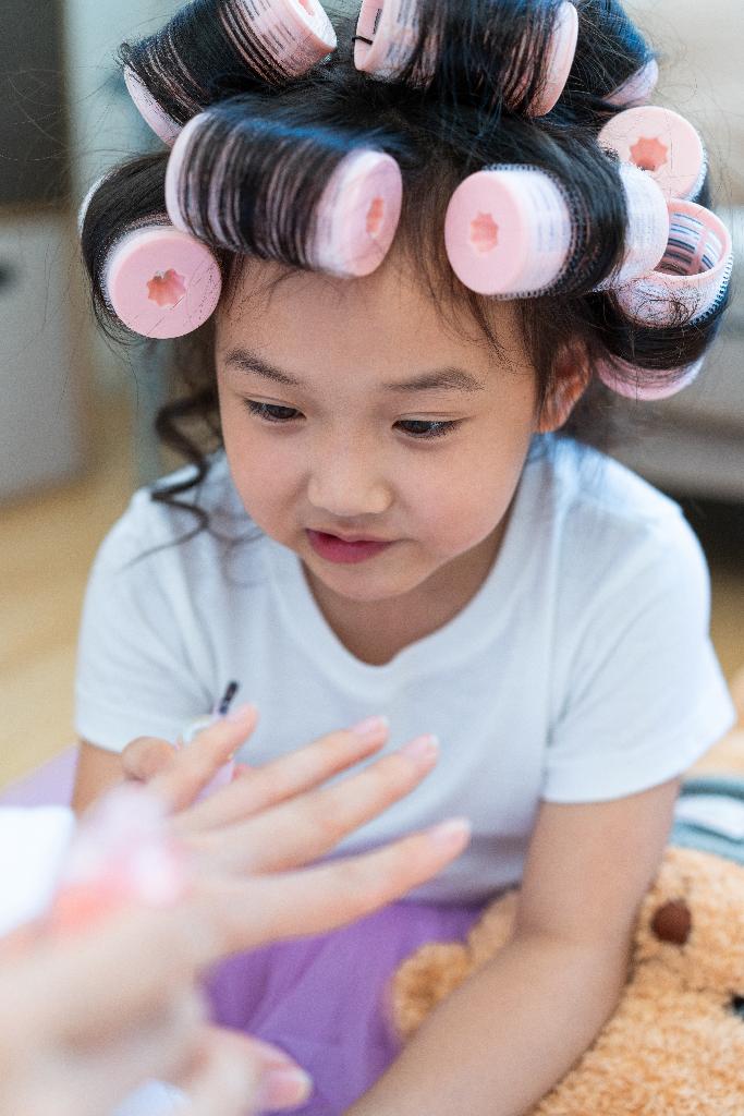 女儿给妈妈涂指甲油图片