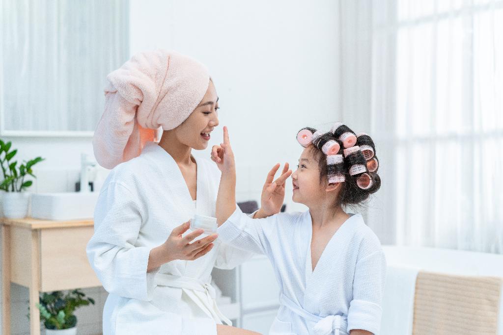 妈妈和女儿在护肤图片