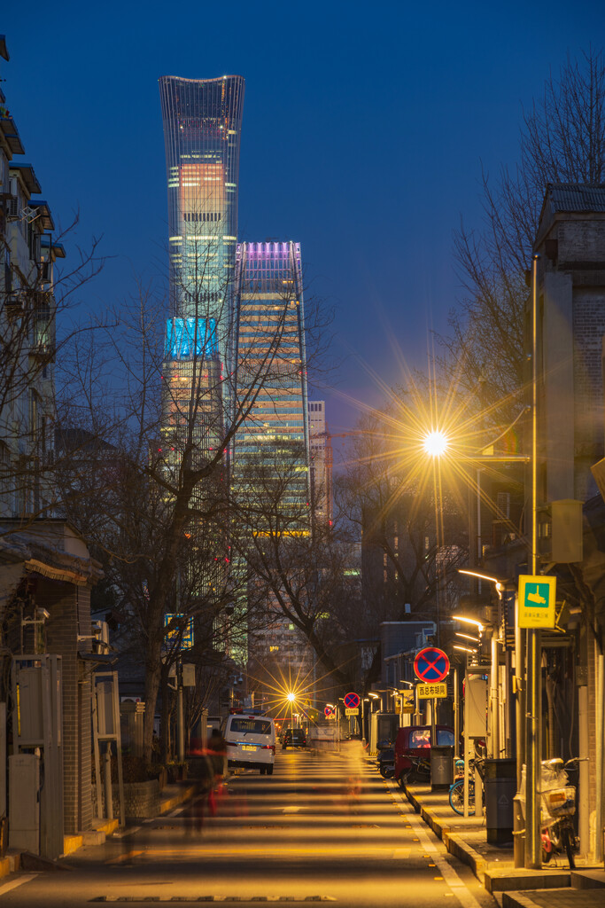 北京西总部胡同夜景图片