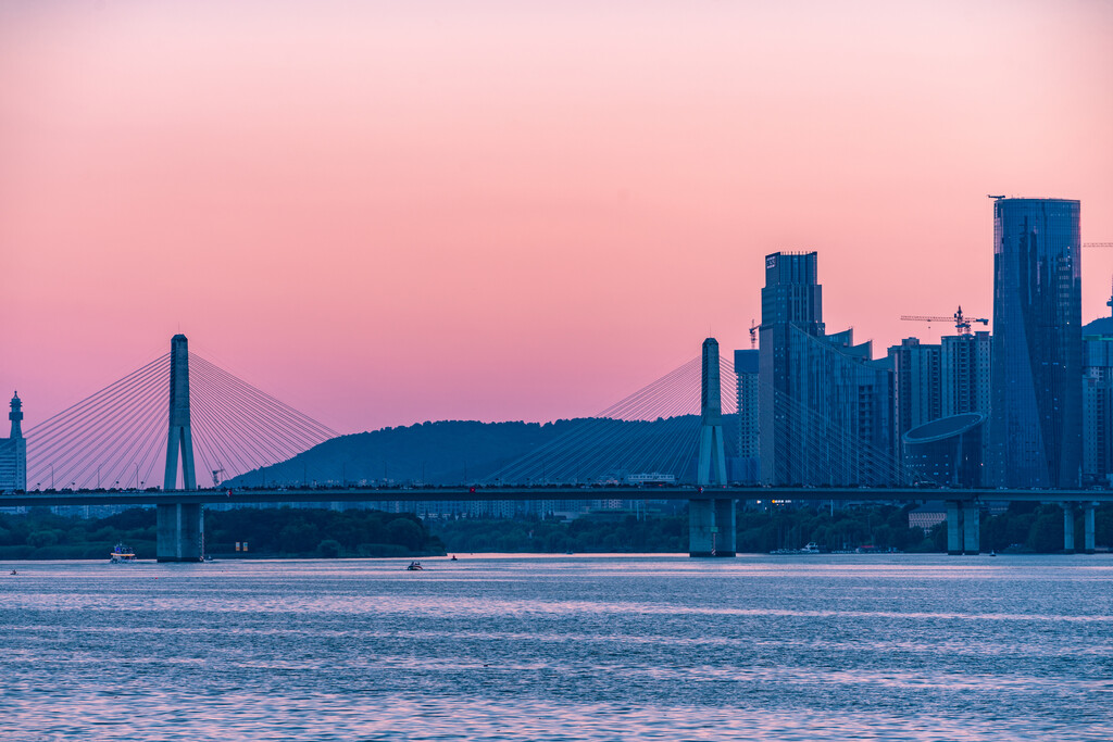 长沙湘江沿岸湖南金融中心建筑群夕阳风景图片