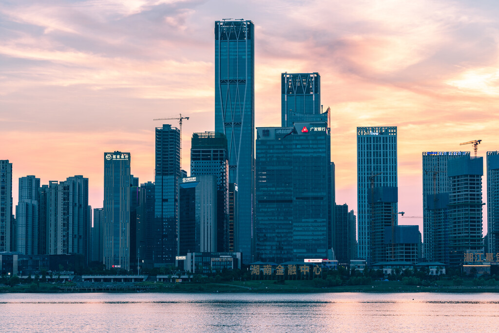 长沙湘江沿岸湖南金融中心建筑群夕阳风景图片