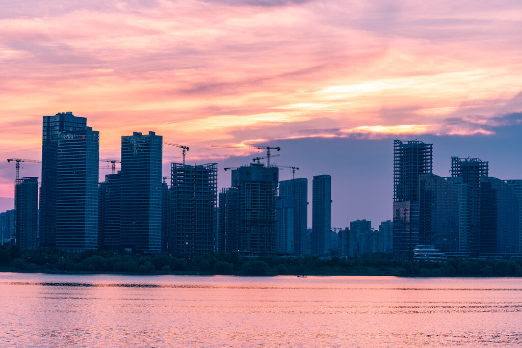 长沙湘江沿岸湖南金融中心建筑群夕阳风景图片