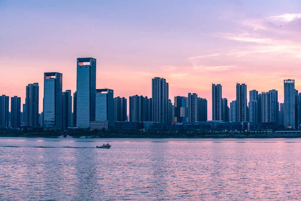 长沙湘江沿岸湖南金融中心建筑群夕阳风景图片