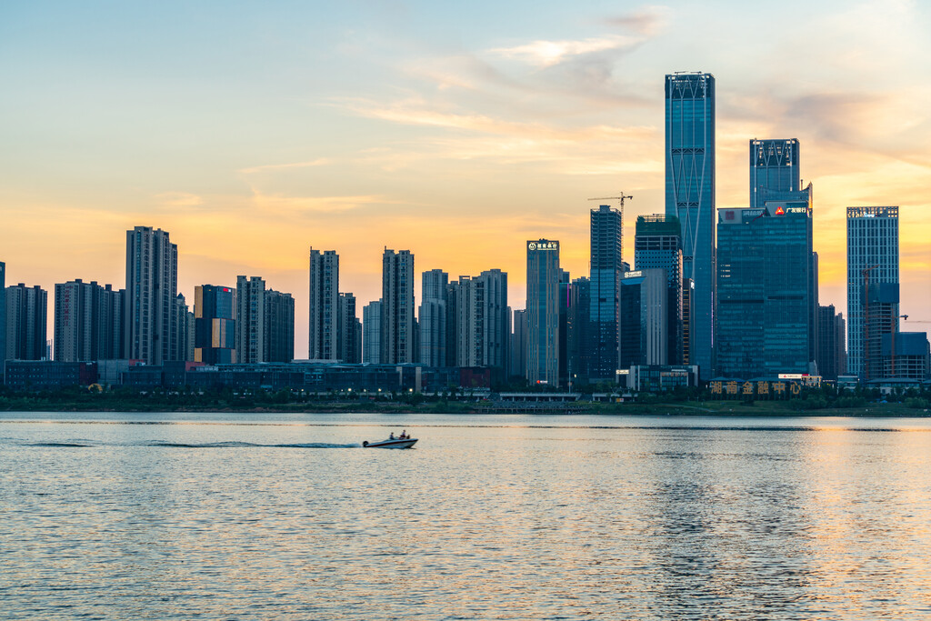 长沙湘江沿岸湖南金融中心建筑群夕阳风景图片