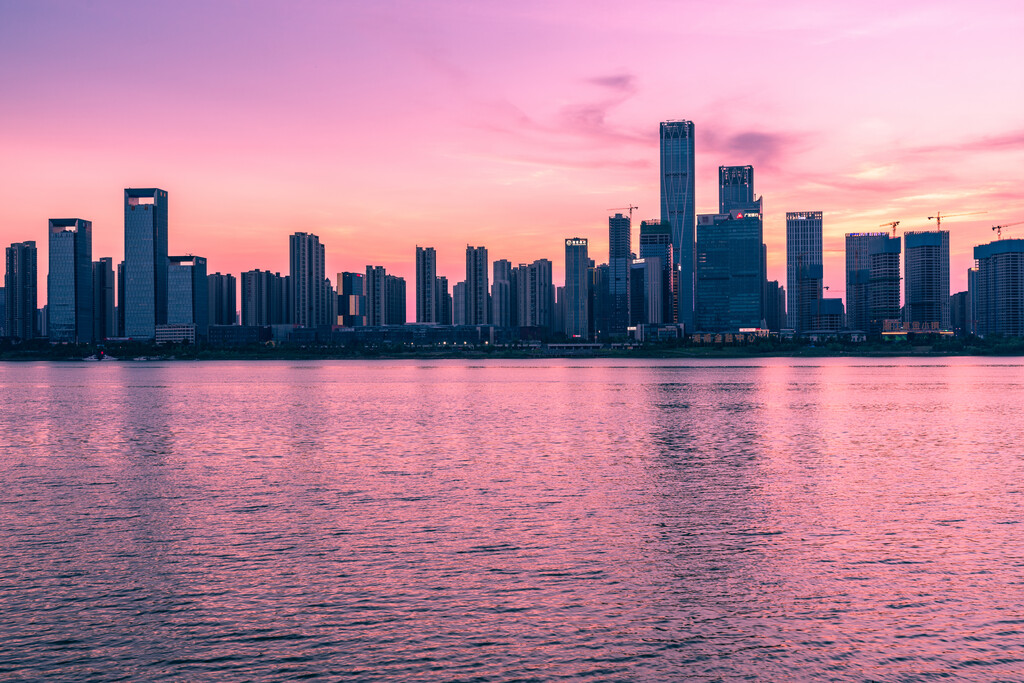 长沙湘江沿岸湖南金融中心建筑群夕阳风景图片