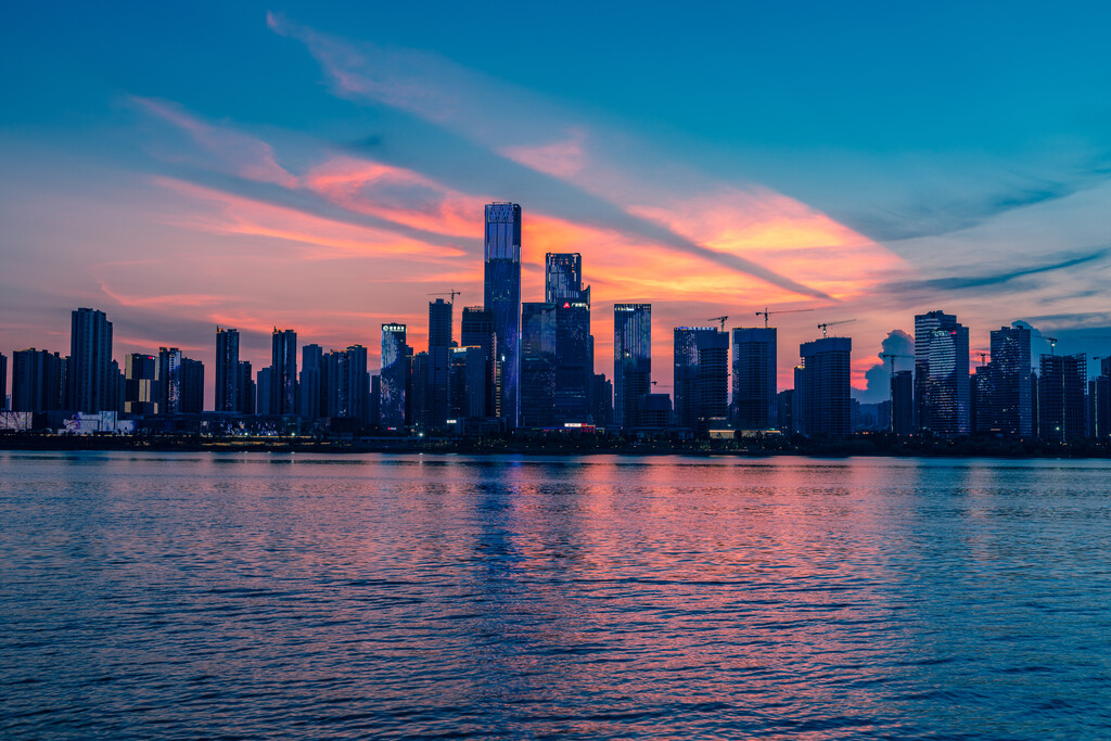 长沙湘江沿岸湖南金融中心建筑群夕阳风景图片