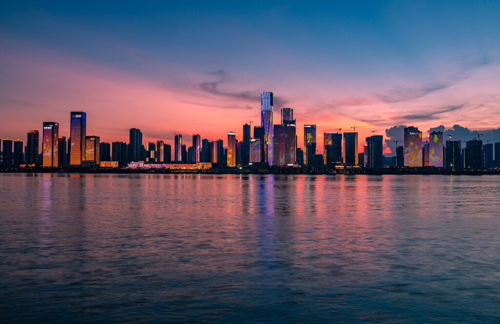 长沙湘江沿岸湖南金融中心建筑群夕阳夜景图片