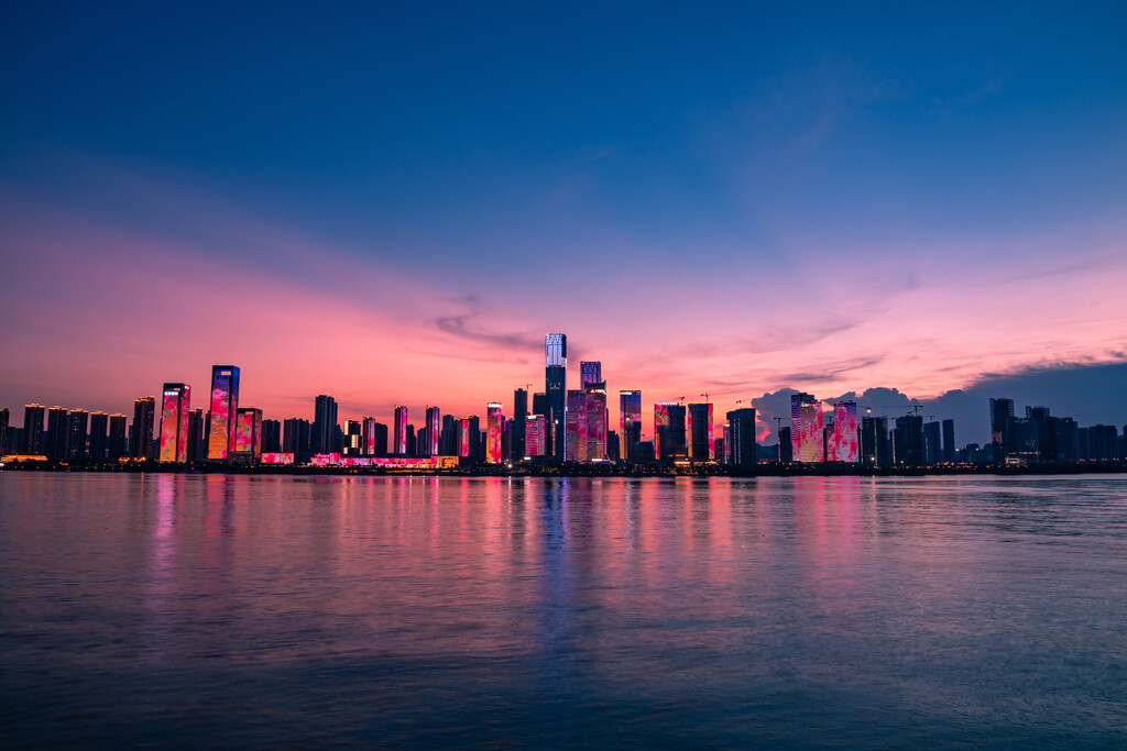 长沙湘江沿岸湖南金融中心建筑群夕阳夜景图片