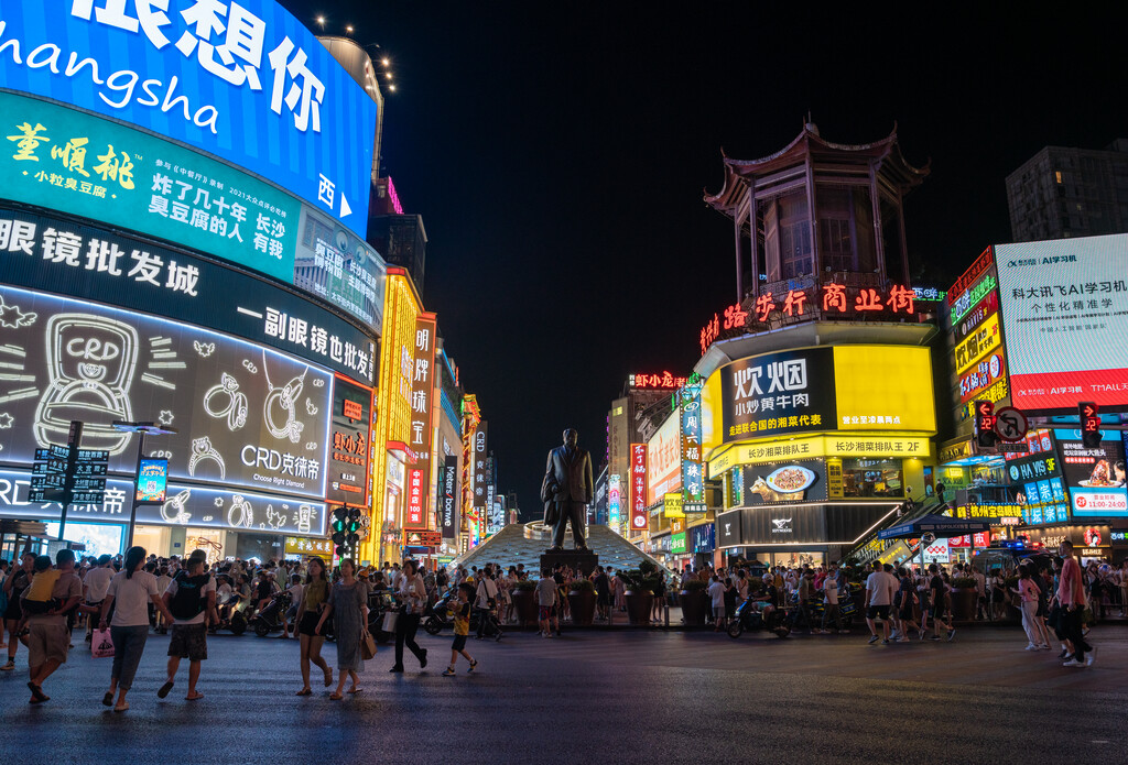 黄兴路步行街中心广场繁华夜景