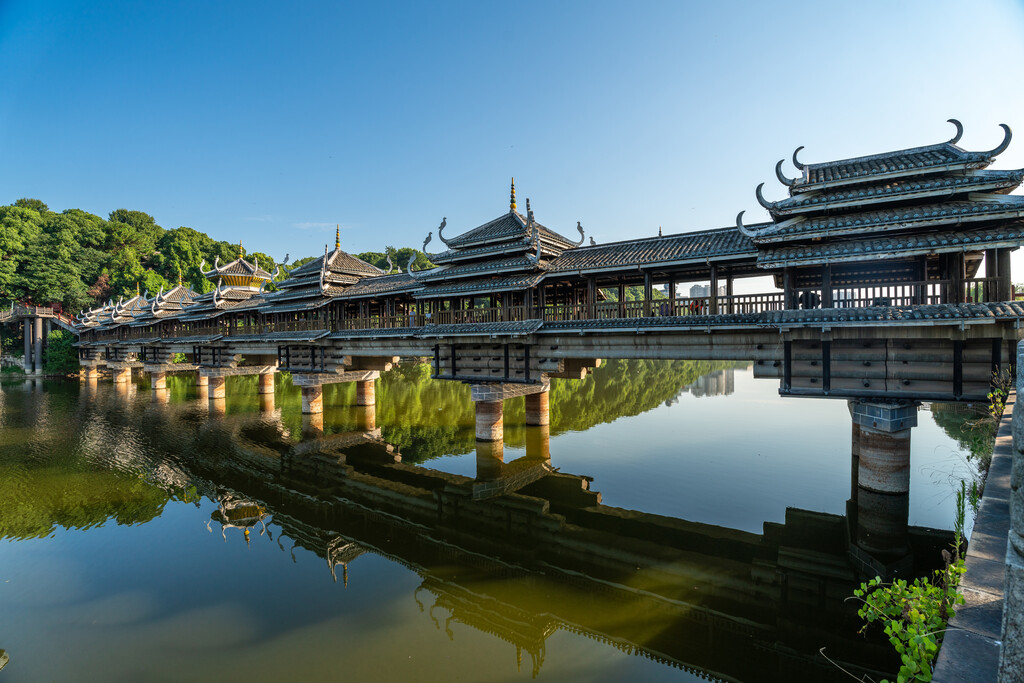 湖南长沙烈士公园跃进湖风雨桥图片