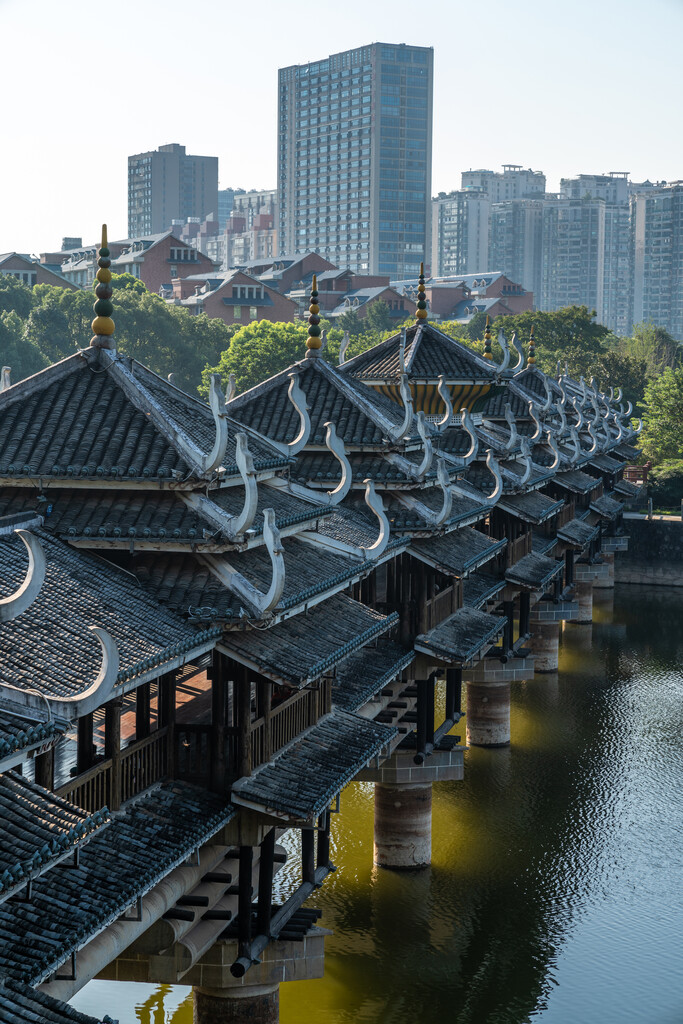 湖南长沙烈士公园跃进湖风雨桥图片