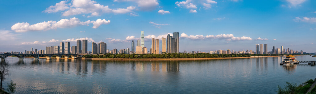 航拍长沙橘子洲大桥湘江沿岸城市风光全景图图片