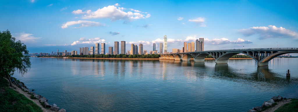 航拍长沙橘子洲大桥湘江沿岸城市风光全景图图片