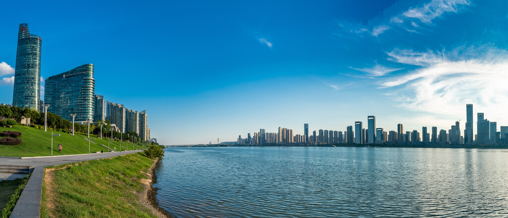 长沙湘江沿岸建筑群风光全景图图片